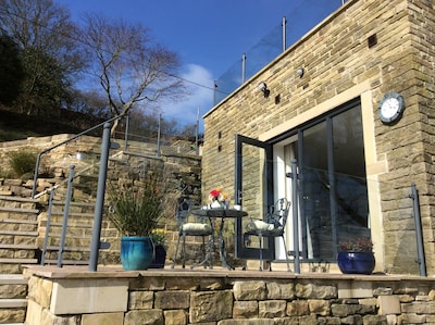 Stunning Views & Short Walk to Holmfirth. Very Secluded. WI-FI. King bed.