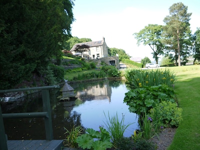 Stunning Views & Short Walk to Holmfirth. Very Secluded. WI-FI. King bed.