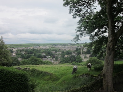 Stunning Views & Short Walk to Holmfirth. Very Secluded. WI-FI. King bed.