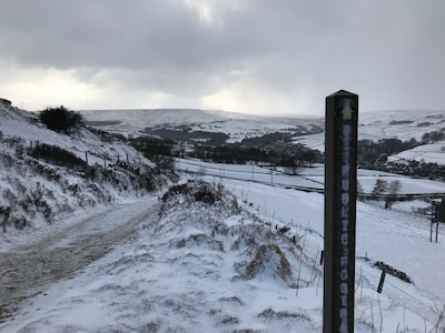 Stunning Views & Short Walk to Holmfirth. Very Secluded. WI-FI. King bed.