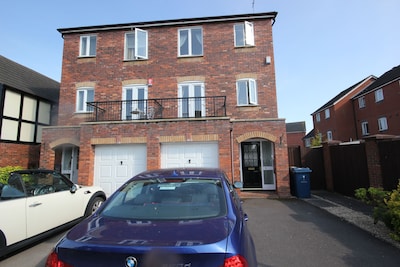 Delightful house in Stone, Staffordshire  close to lovely canalside walks