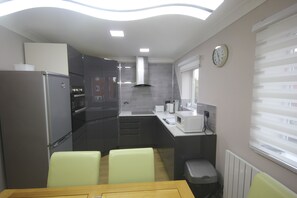 with built in cooker, induction hob and dishwasher