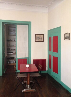 table bistrot des années 50 pour 4 personnes