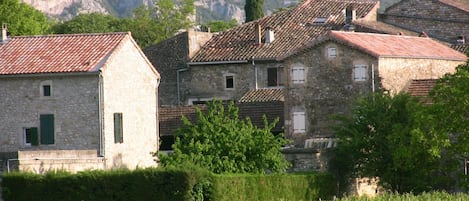 Vue du hameau, de la maison familiale et du gite (à droite)