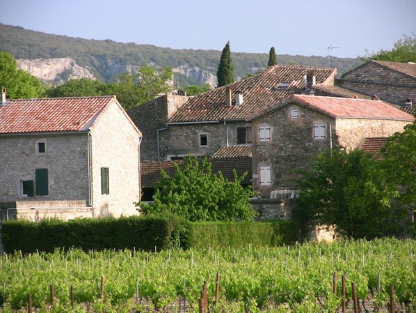 Vue du hameau, de la maison familiale et du gite (à droite)