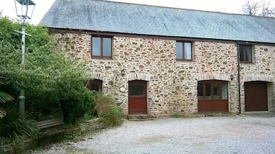 Moderna cabaña de piedra en entornos rurales, con 1. 5 acres de jardines comunitarios