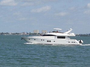 Relax and watch boats,yachts ,dolphins ,ocasional manatee pass in front of lanai