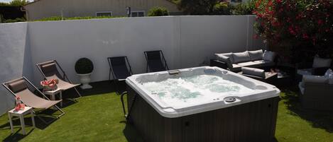 Jacuzzi dans jardin privatif
