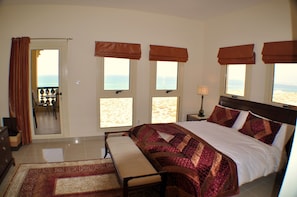 Luxury Master bed (SuperKingSize) with corner 180d sea views + balcony access