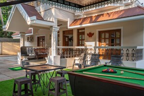 Luxurious villa with swimming pool and games available for rent in Calangute