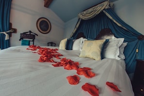 Rmantic canopy bed with rose petals on arrival at Knoydart Hide