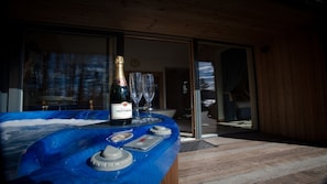 Knoydart Hide luxury award winning honeymoon hideaway with hot tub and sauna.