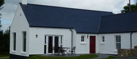 Strule Cottage with superb rural views & "home from home" comfort and luxury