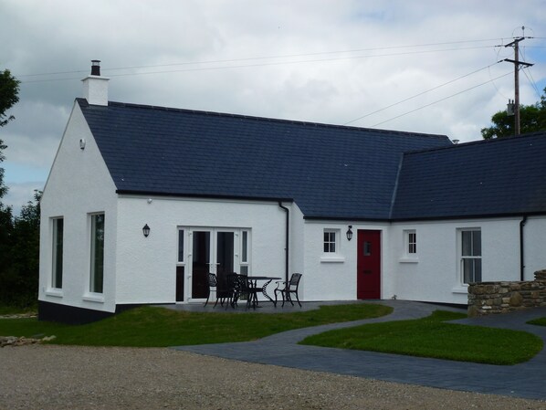 Strule Cottage with superb rural views & "home from home" comfort and luxury