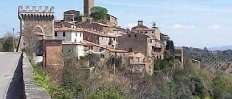 The quaint hilltop village of Pereta