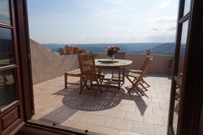 Terrasse, vue sur le massif de l'Estérel