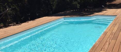 piscine privée au coeur du jardin