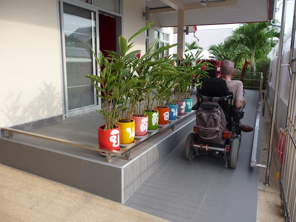 Welcome in my wheelchair accessible holiday pool villa in Hua Hin, Thailand