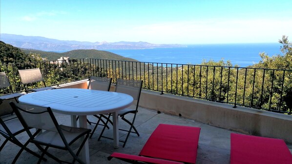 Terrasse vue depuis le salon