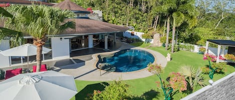 Villa Front mit überdachter Terrasse