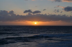 Abend in der Wohnung mit Wellenrauschen und romantischen Sonnenuntergängen