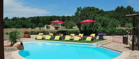 piscine à débordement, pergola....
avec vue sur les moutons