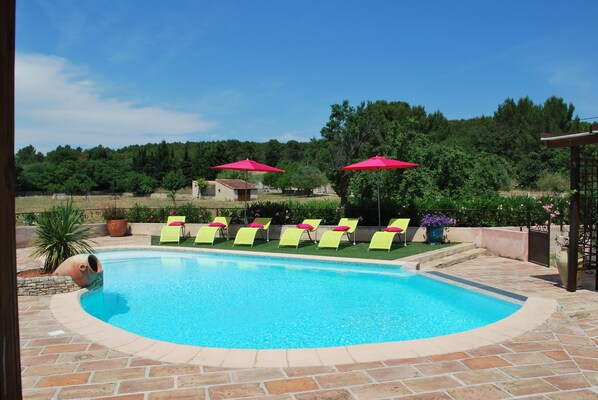 piscine à débordement, pergola....
avec vue sur les moutons