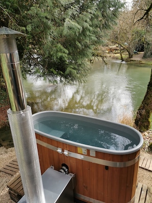 Outdoor spa tub