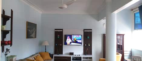 Sala c/ Rack, Smart TV HDTV 40" e DVD, Sofá Cama, Ventilador Teto com controle.