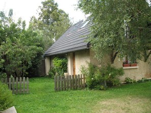 côté sud , petit jardin clos