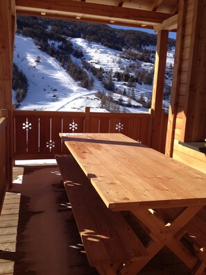 Grande terrasse Sud avec table et bancs pour 12 personnes