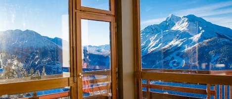 Vue du séjour et accès balcon par la porte vitrée.