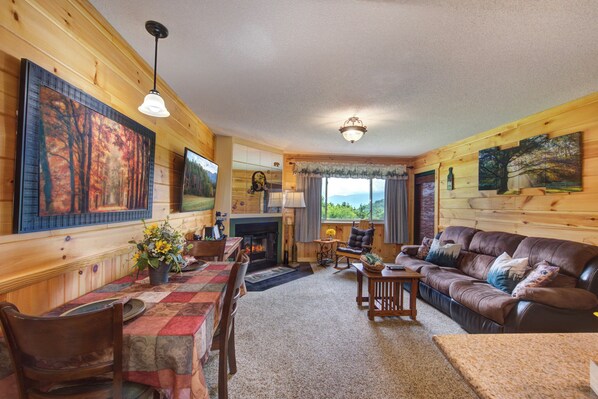Walk into our living room with great mountain views!
