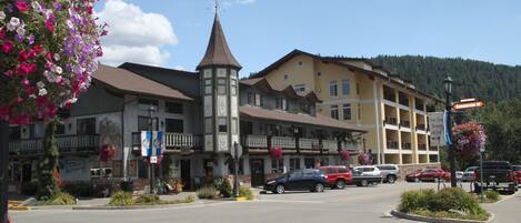 River Park Condo (Cream Building)