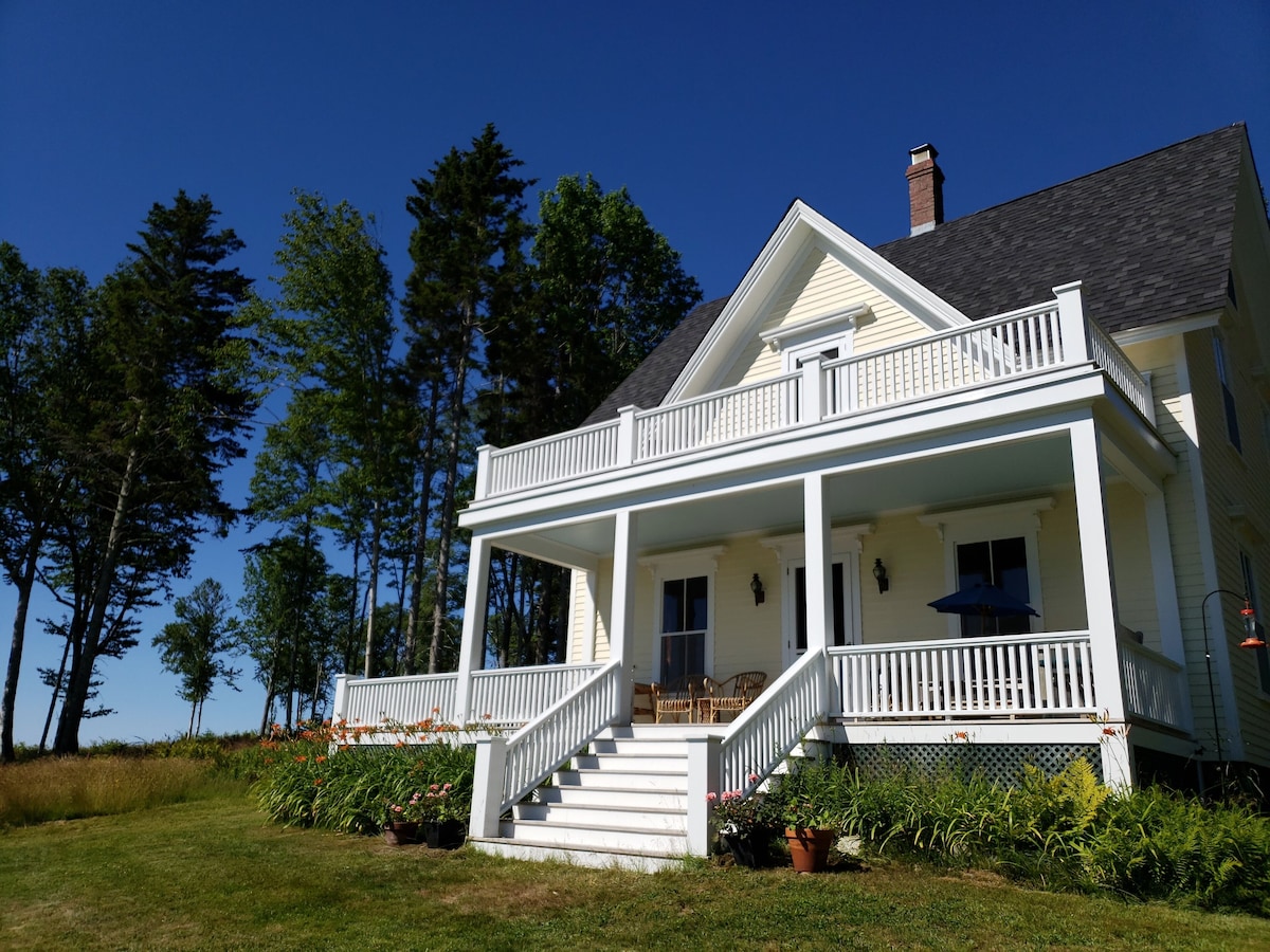 Charming Cottage on Island Bluff & Beach