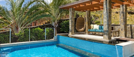 Private hotel-style pool area, with lounge seating!