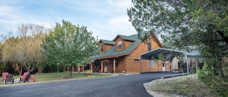 Log cabin, modern amenities and close to canyon lake with a country feeling. 