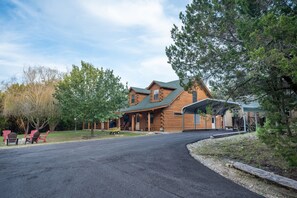 Log cabin, modern amenities and close to canyon lake with a country feeling. 