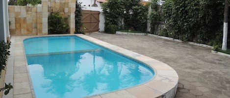 Piscina e garagem descoberta