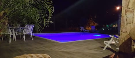 Vista noturna da piscina