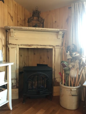 Gas fireplace and mantel