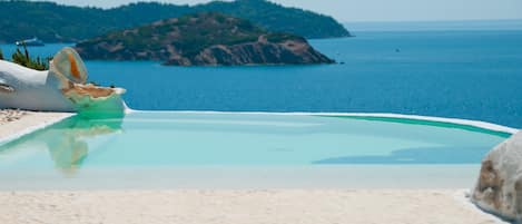 Jacuzzi infinity pool with stunning views of Tsougria, Skiathos and Skopelos 