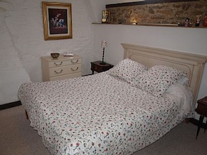 2nd double bedroom with king size bed