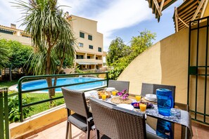 Alfresco dining by the pool. 
