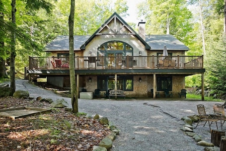 Lakeside view of your next vacation! Bring your family & friends--there's room!