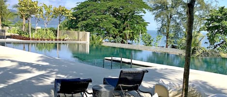 Beachfront pool with direct sea view. - perfect spot for sunbathing