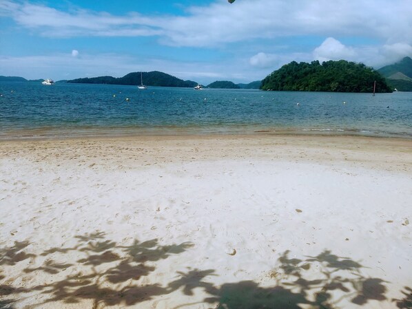 Praia bem em frente ao apartamento, apenas alguns passos até a areia.