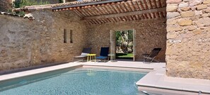 Une grande piscine sécurisée par une porte