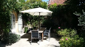 Terrasse avec accès direct de la cuisine, aménagée pour les repas