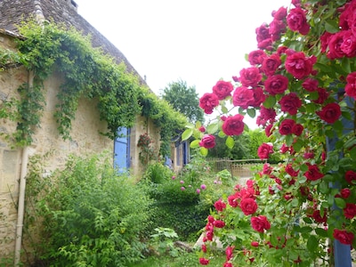 Casa típica renovada jardín grande WIFI gratuito Village Medieval LAC y río